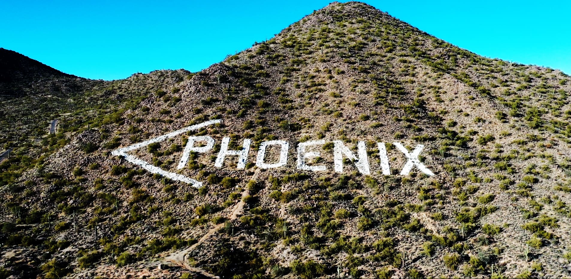 A sign that is on the side of a mountain.